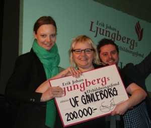 Sara Jons delar ut verksamhetsstödet till UF Gävleborg