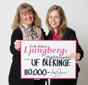 Anna-Lena Lindahl, Stora Enso, överlämnar checken till Jennifer Stenfelt, UF Blekinge.